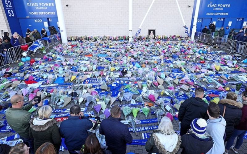 Biển người tưởng niệm Chủ tịch Leicester City rơi máy bay